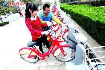 工作人員指導(dǎo)市民取車。記者 張馳