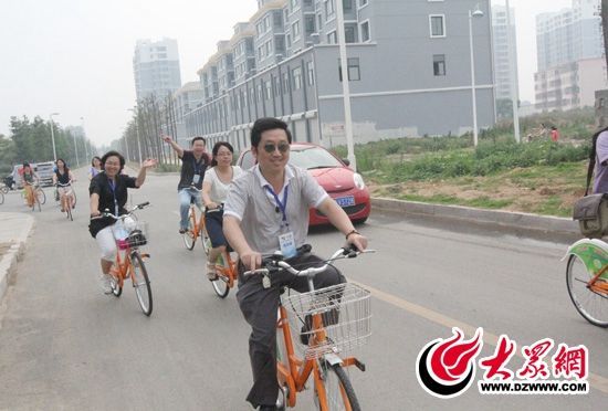 記者們騎上公共自行車，感受到城市公共自行車的便捷和樂趣。 記者 郭豪 攝。