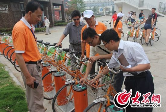 采訪團記者做好準備體驗公共自行車。 記者 郭豪 攝。