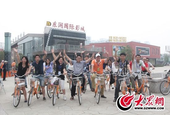 采訪團記者做好準備體驗公共自行車。 記者 郭豪 攝。
